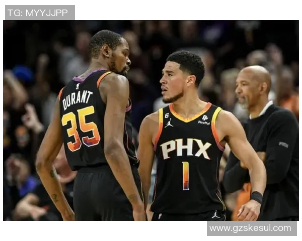 洛杉矶快船队防守漏洞频出,布克和杜兰特领衔菲尼克斯太阳队攻防压制,团队配合失衡暴露危机